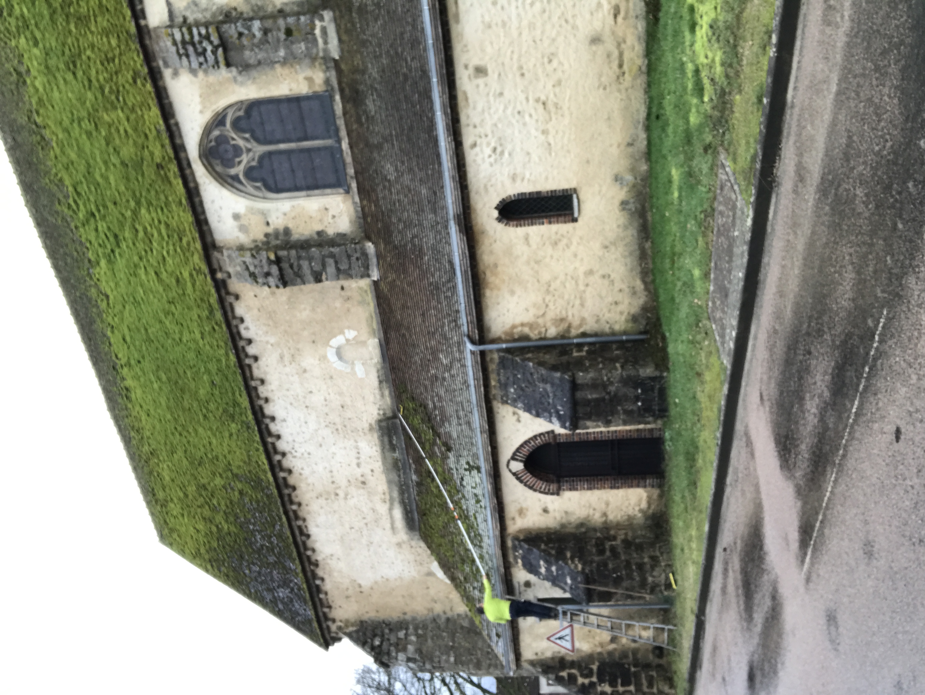 Démoussage des toitures et traitement de l'ensemble des murs, du clocher, ...oiture Dixmont